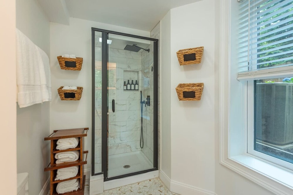 Pet Friendly Studio Near Biltmore w Espresso bar
