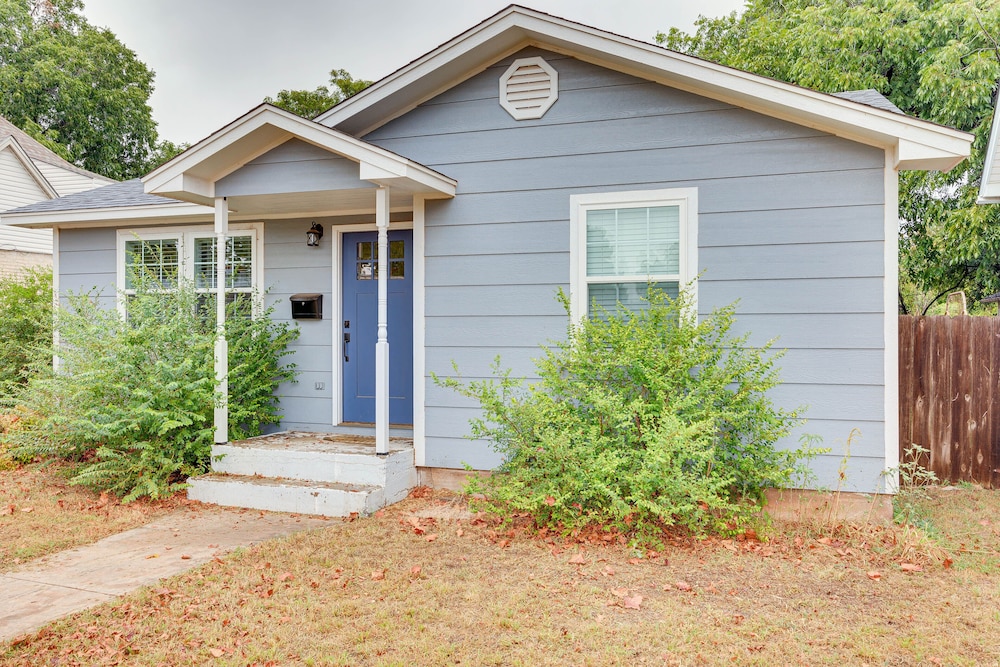 Updated Home w/ Yard ~ 14 Mi to Quartz Mountain! view 2