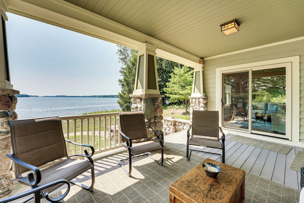 Hamlin Lake Retreat: Spacious Stay for Groups!