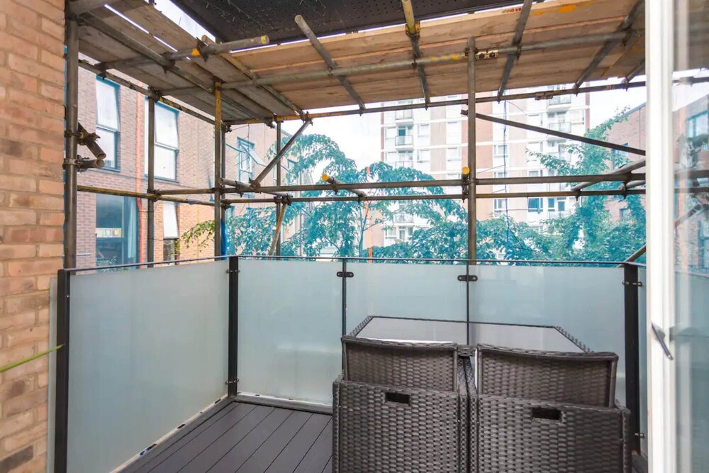 Fantastic 1 Bedroom Apartment in East London With Balcony