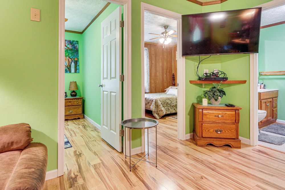 3 Mi to Potomac River: Remote Cabin in Springfield