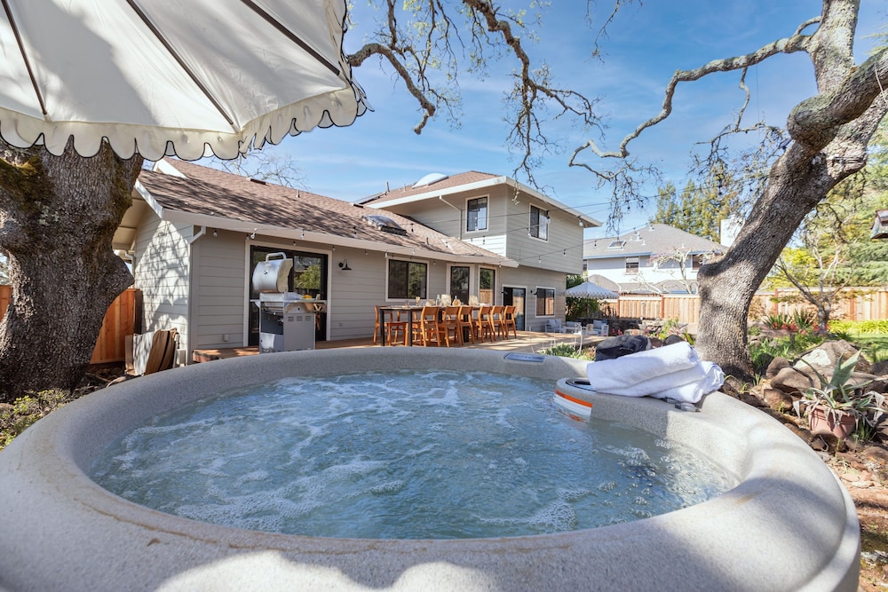 Jasmine by Avantstay Entertainers Paradise w Hot Tub Pool Table Large Patio