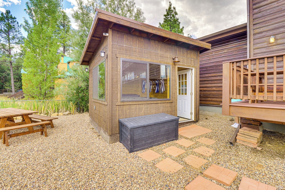 Pond Access & Private Dock: Lakeside Cabin