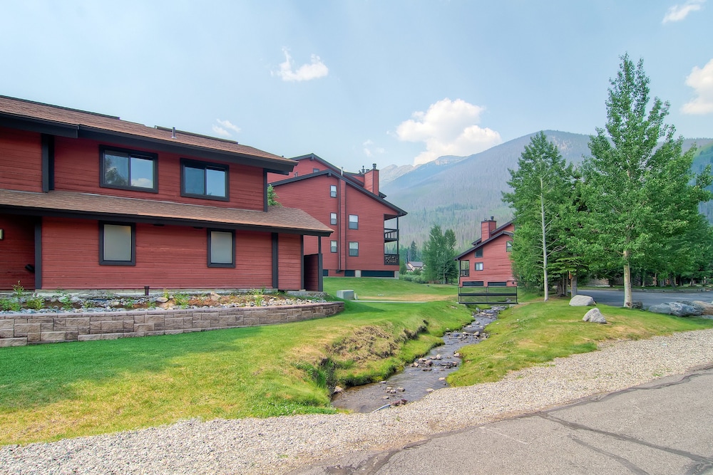 Mountainside Condominiums by CRMR