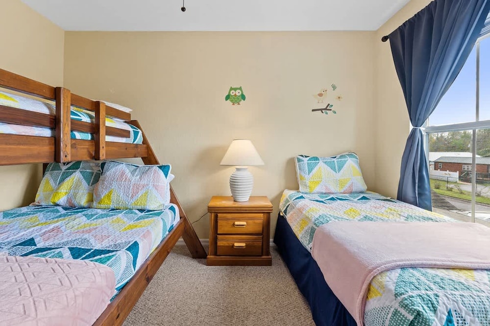 Relaxing 3BR Haven for 8 at Seven Dwarfs