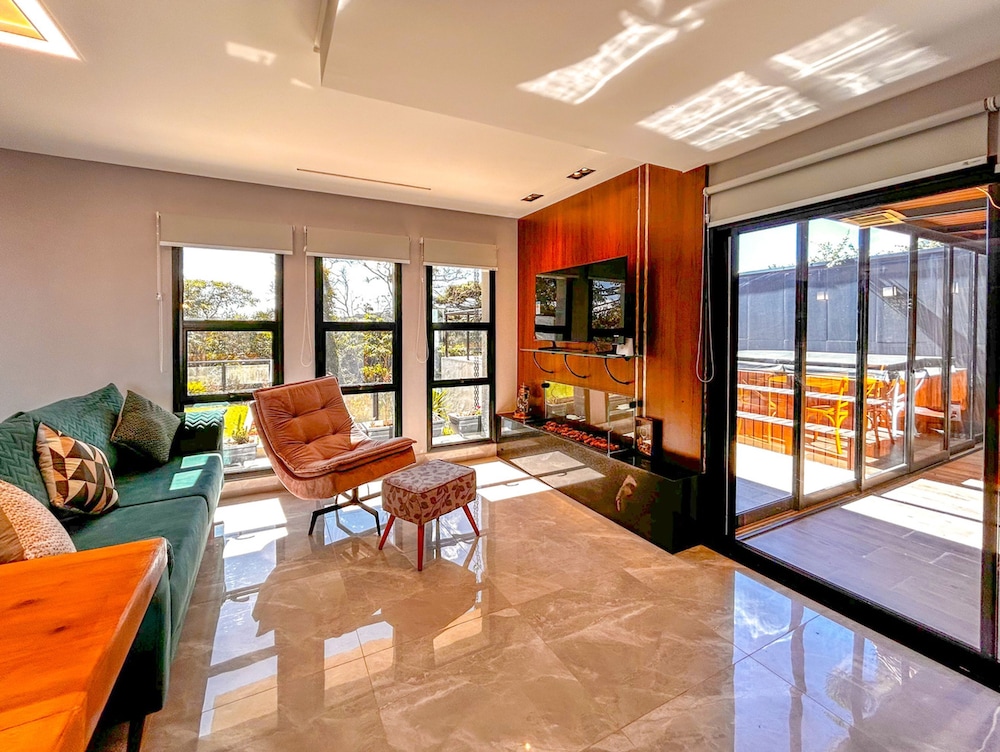Casa com 4 Su tes Jacuzzi e Lareira Externa