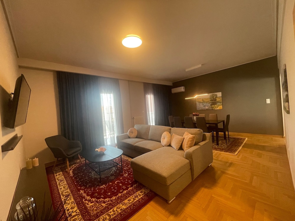 Spacious Seaside Flat at Alimos