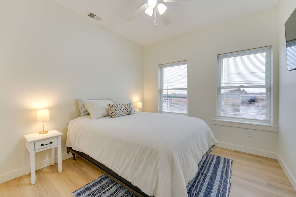 St Clair Apartment - Walk to River & Boardwalk! view 3