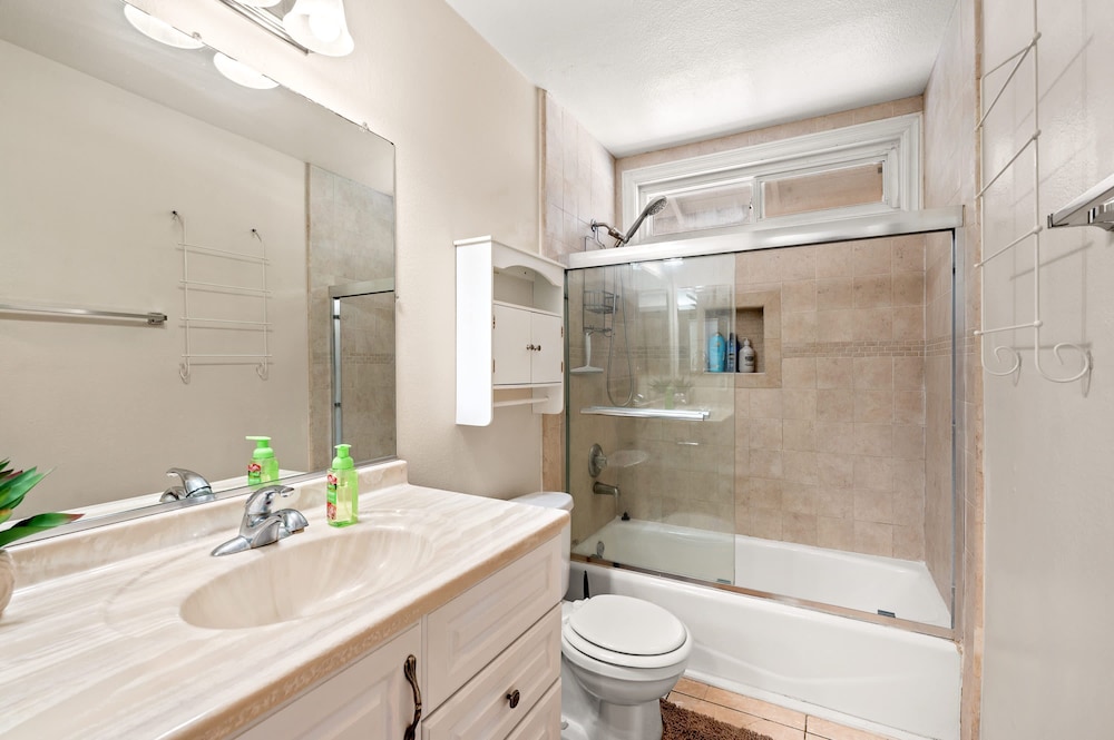 Near ONT Ontario Oasis Designer Home w Garden Park