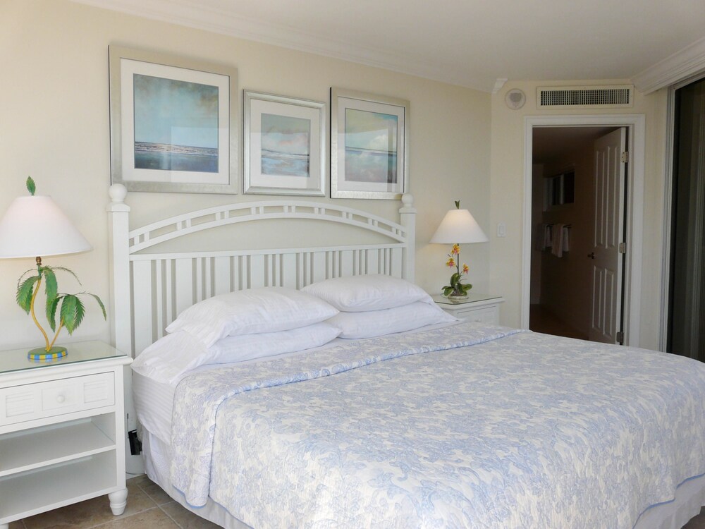 Cozy Beachfront Getaway With Pool and spa view 5