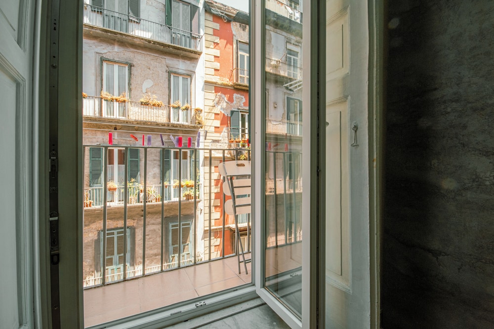 MAESTOSA CASA IN NAPOLI CENTRO