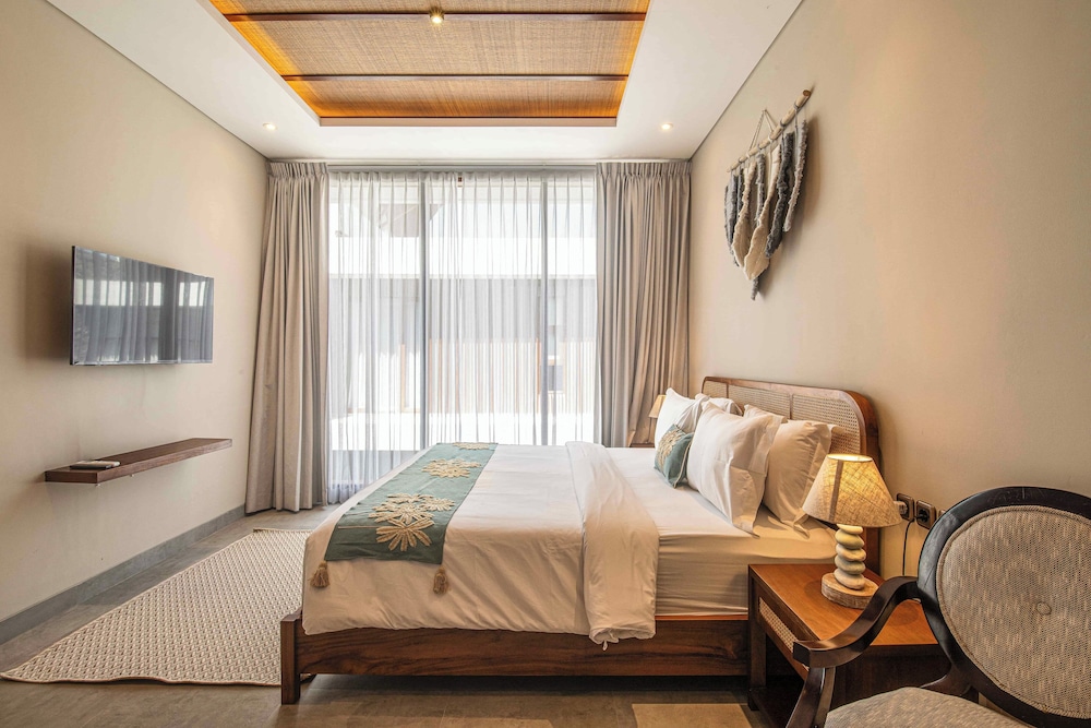 Luxury 5-bedroom Canggu Beach Villa With Scenic Ri