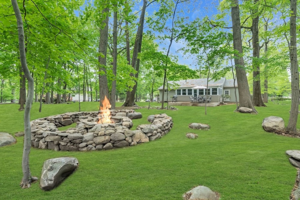 Fall Getaway With Hot Tub Fire Pit and Games