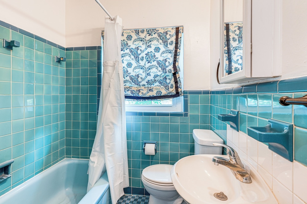 Walk to Parks & Golf: Artsy Bungalow in Lakeland!