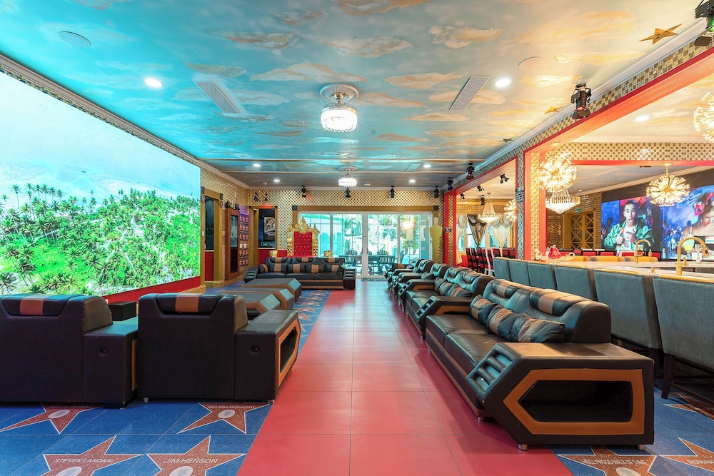 Luxury Mansion w Pool Sleeps 60