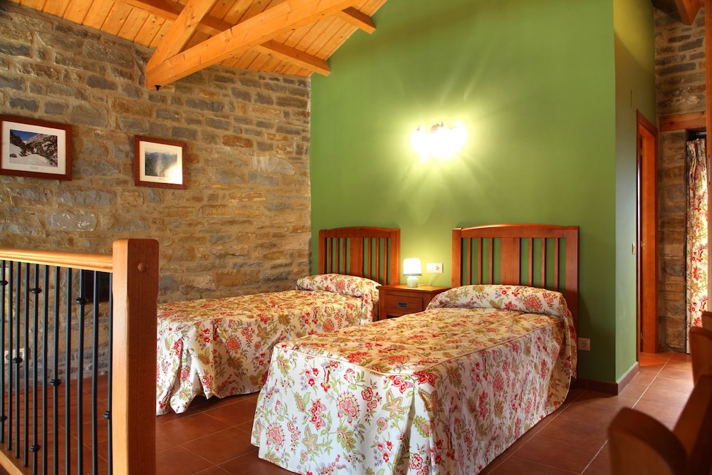 Casas Pirineo Aínsa: Historic Palace & Garden