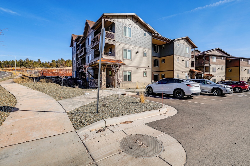 1 Mi to Dtwn Flagstaff: Condo w/ 2 Balconies!