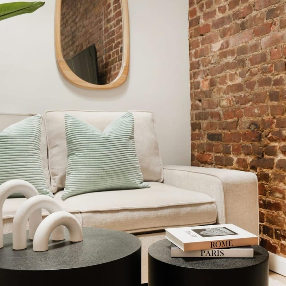 153-5a Charming 2BR LES W D