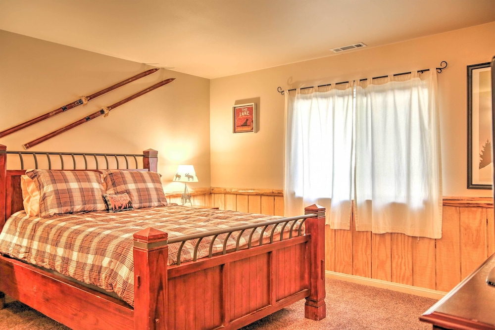 Serene Cabin w/ Hot Tub < 1 Mi to Bear Mountain! view 5