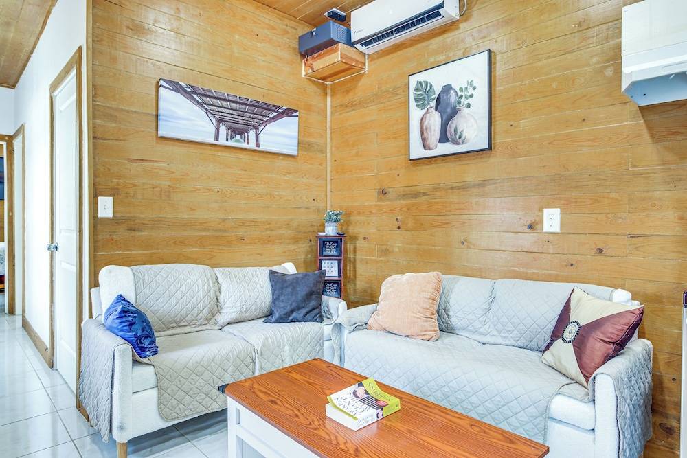 2 Mi to Family Attractions: Brownsville Cottage!