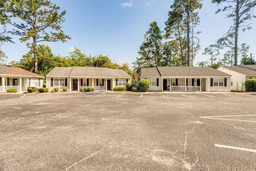 9 Mi to Moody Afb: Newly Updated Condo Near Dining