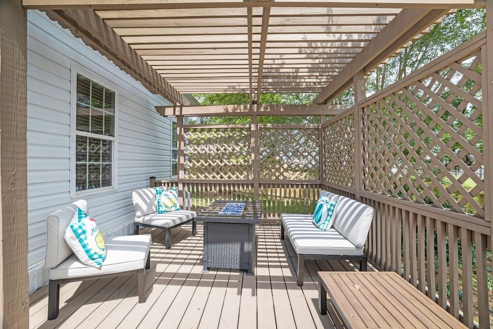 Augusta Getaway Near Masters Porch Swing Deck