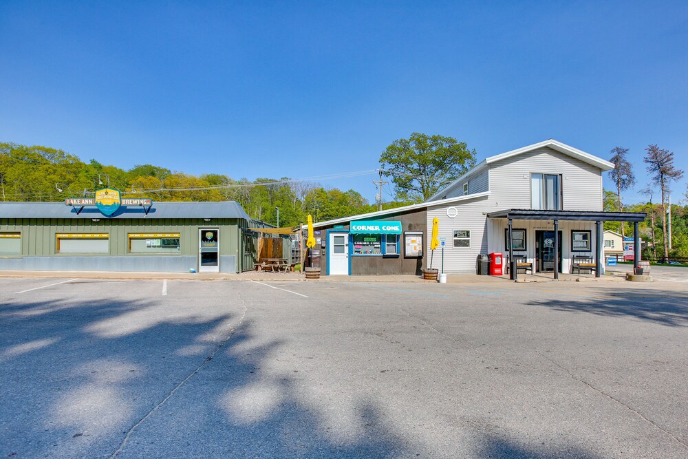 Charming Lake Ann Apartment - Walkable Location! view 3