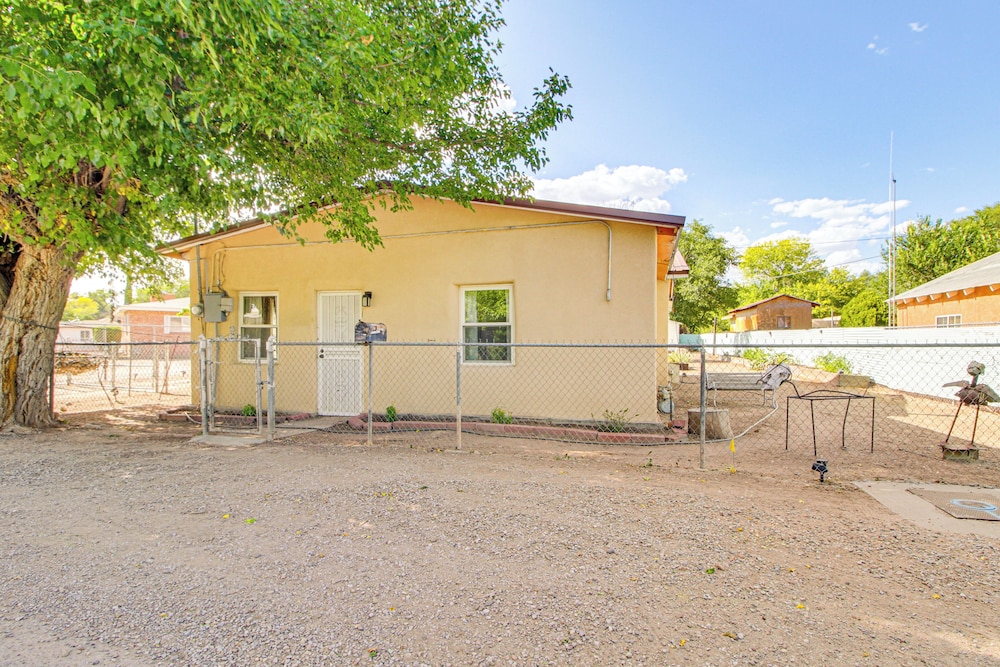 3 Mi to Old Town, Fenced Yard: ABQ Abode!