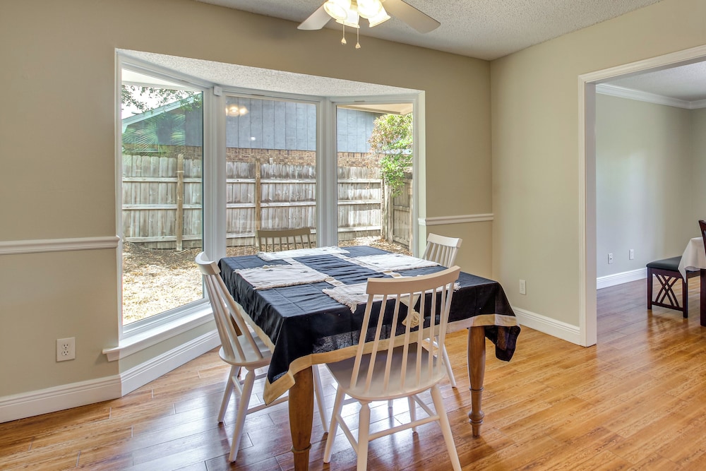 Shop, Dine & Visit Uwf: Pensacola Home w/ Yard!