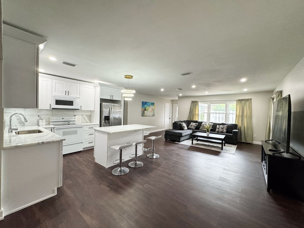 Home Close to Saint Pete Pier new Spacious