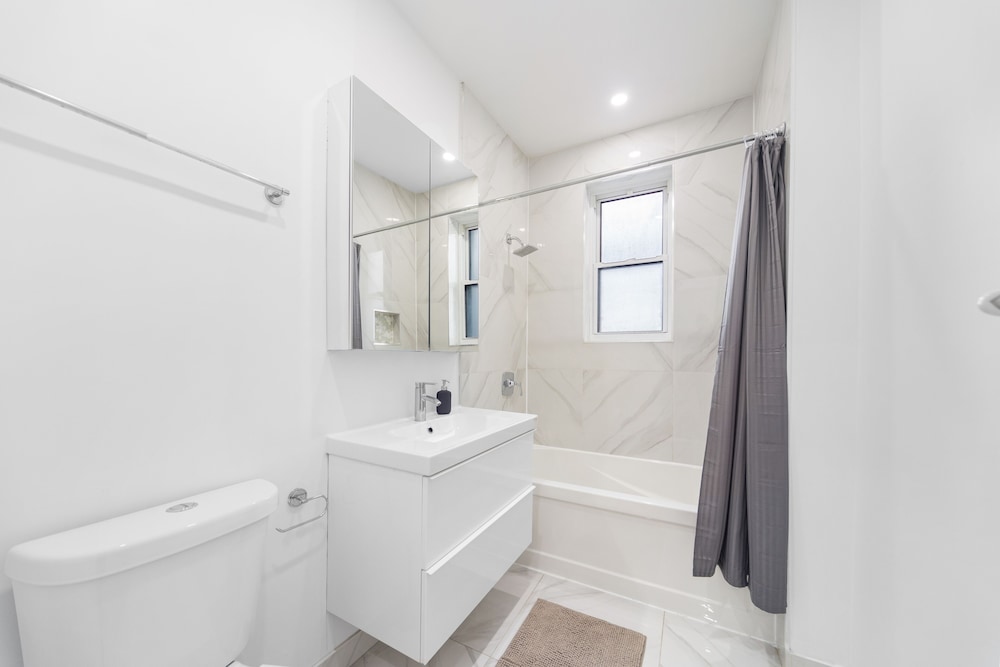 SPACIOUS RENOVATED APARTMENT SLEEPS 12 - Image 5