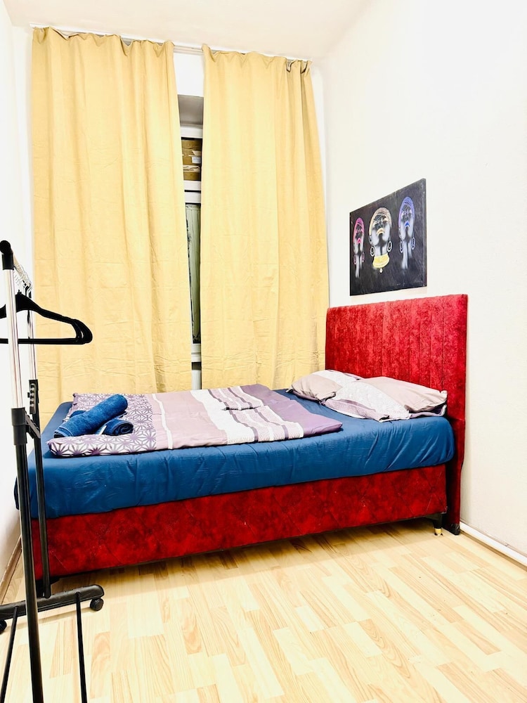 4BR Apartment for 8 Near FAC Platz