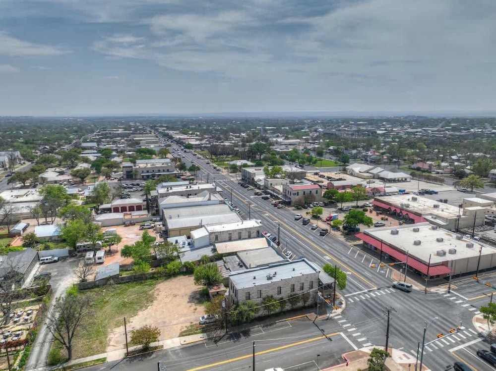 Charming Balcony Suite Overlooking Main Street-walk to Everything!