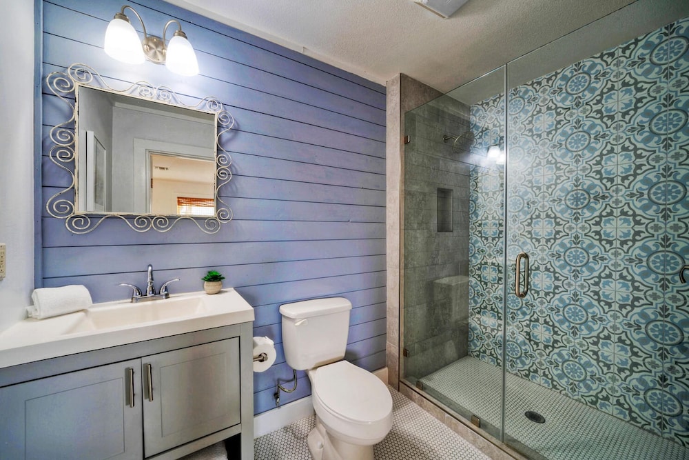 Dual Port A Cottages 2 Complete Homes Walk to the Beach Patio Fully-equipped Kitchens
