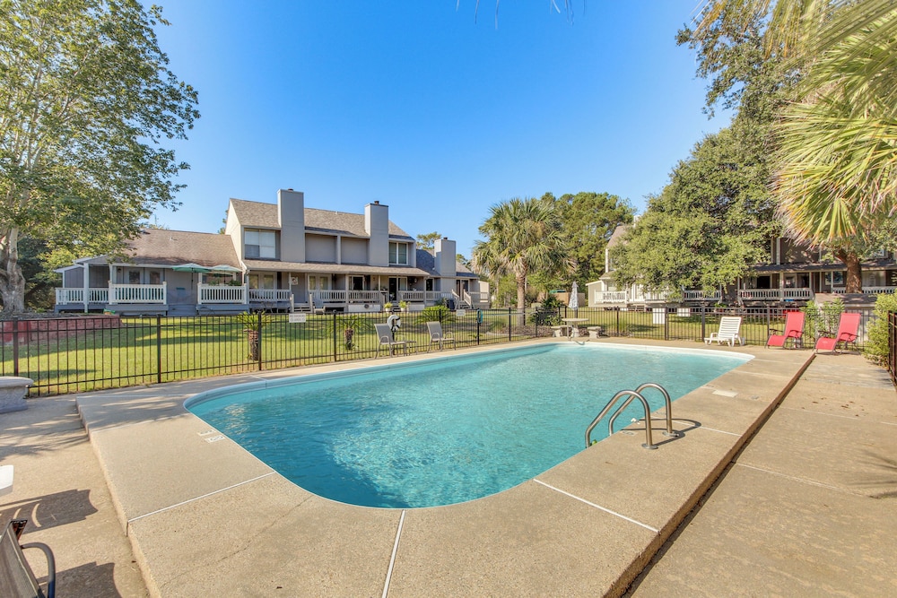 Inviting Home w/ Golf Course View in Diamondhead!
