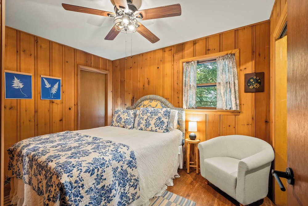 The Horseshoe Hideaway Lake Harmony Cabin w/ Hot Tub & Game Porch