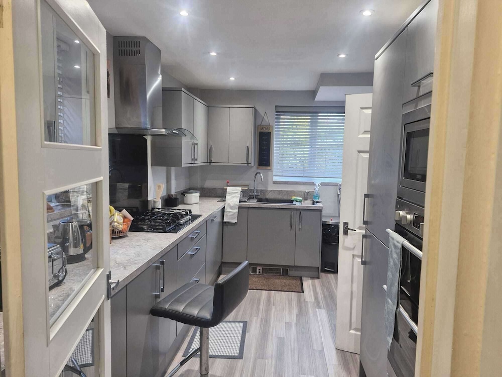 Sleeps 5 - Free Parking - Near Airport & City