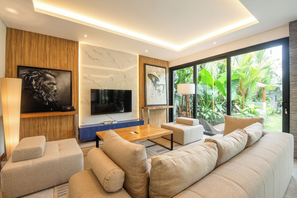 Elegant 3BR Retreat Stylish Modern Villa Seminyak