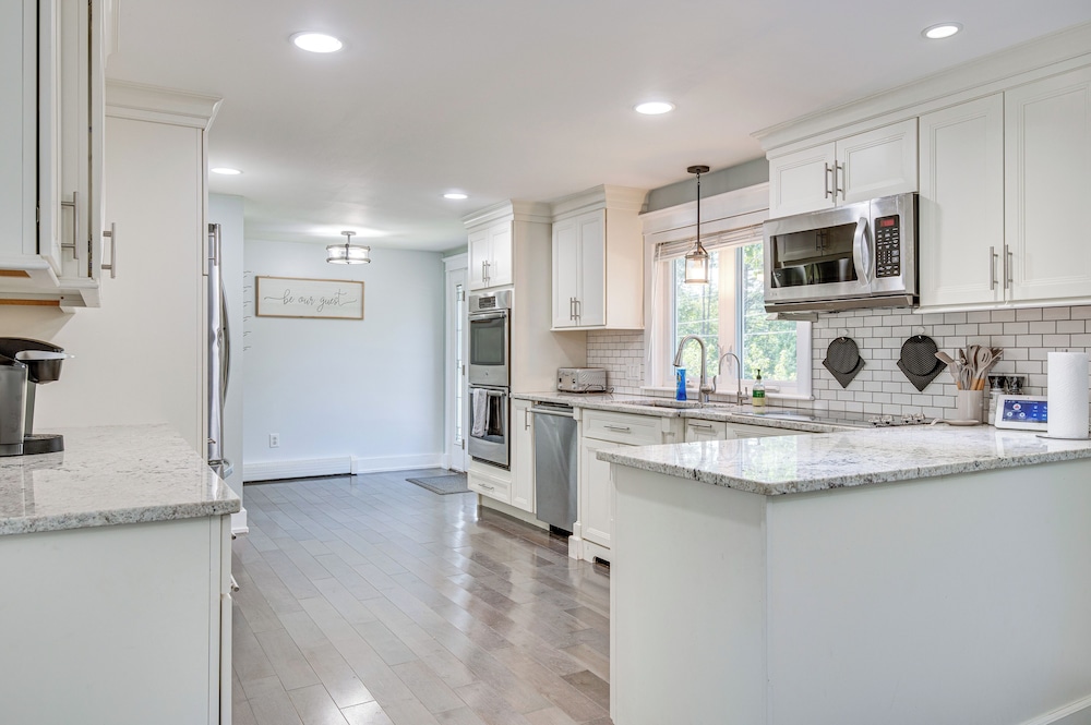 Golf, Hike & Explore: Family Home in Pembroke!