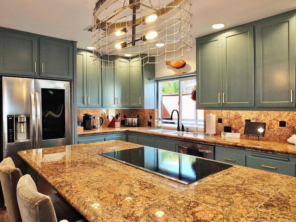 Naples Luxury Retreat - 3 BDR Stay for 6 With Rooftop Patio