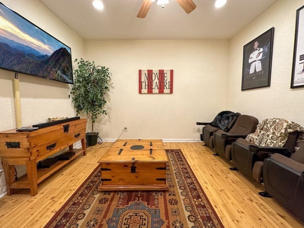 Cherokee Winds 2 Bedroom Cabin by RedAwning view 3