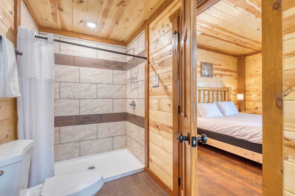 Dolly's Lodge by Avantstay Sleeps 28 - Luxe Smokies Cabin Game Room, Hot Tub, Views, Near Attractions