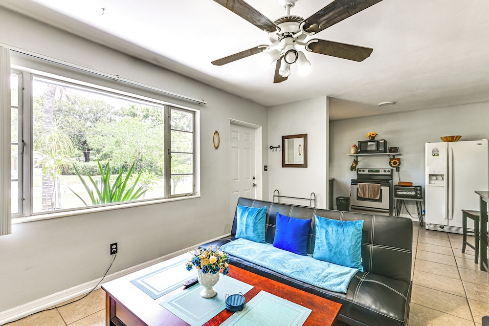 Outdoor Entertainment Area: Clearwater Condo!