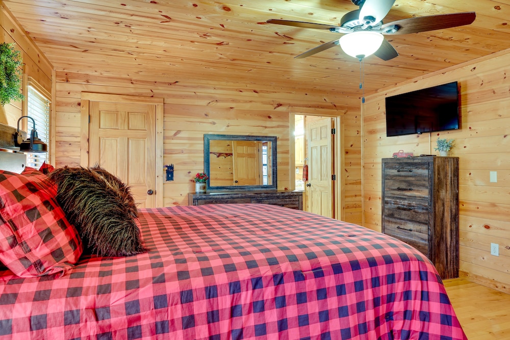 Hot Tub & Game Room: Blue Ridge Getaway