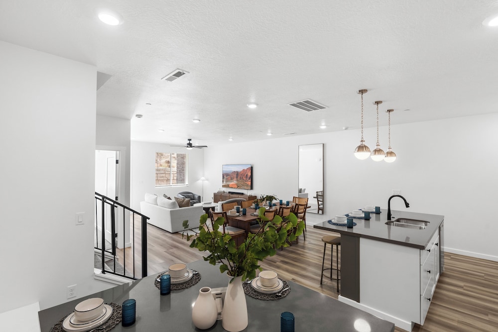 Brand New! Desert Cliff Sleeps 20 Guests!