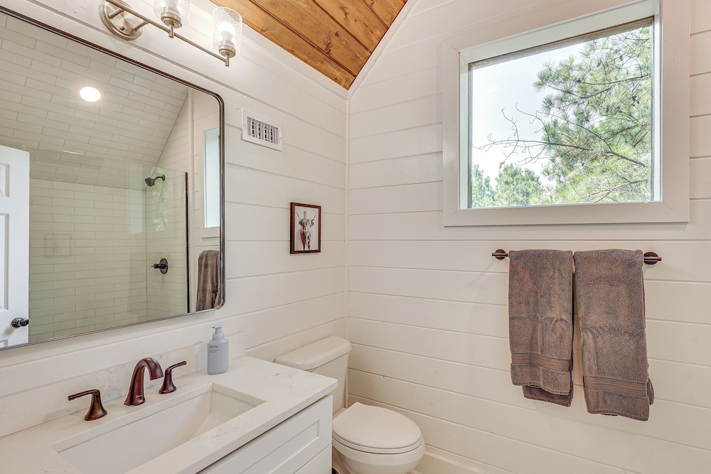 Private Hot Tub: Home 13 Mi to Broken Bow Lake