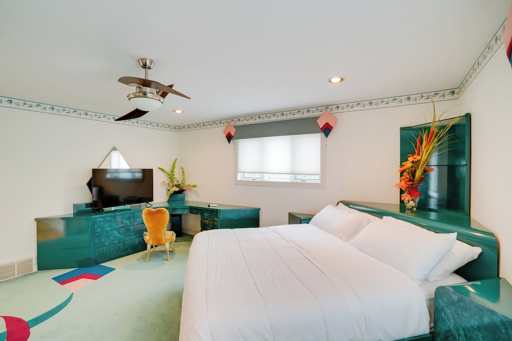 Luxury Mansion Rental w/ Rec Room in Niskayuna!