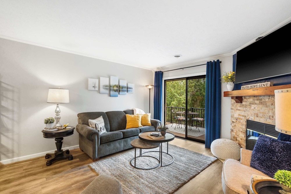 Blue Royale Retreat - Condo for 6