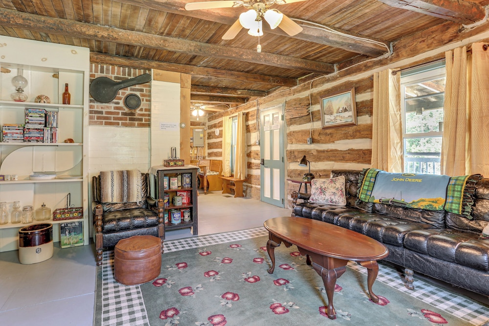 5 Mi to State Parks: Penfield Cabin w/ Fire Pit!
