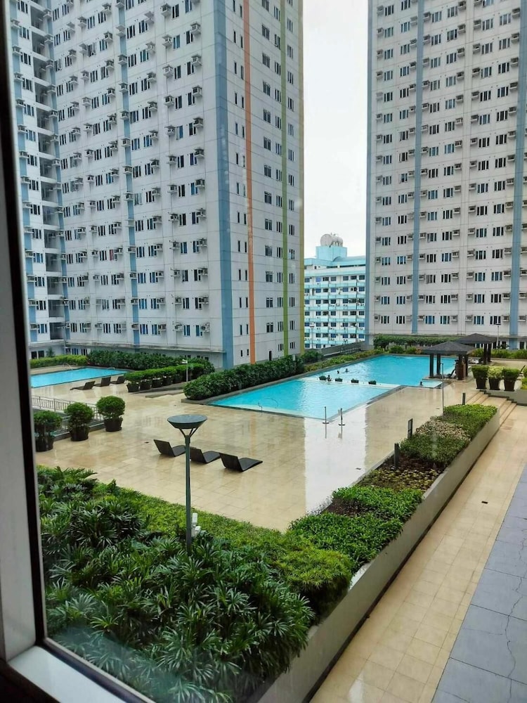 Cozy Studio Unit in Quezon City With Private Pool and City Views